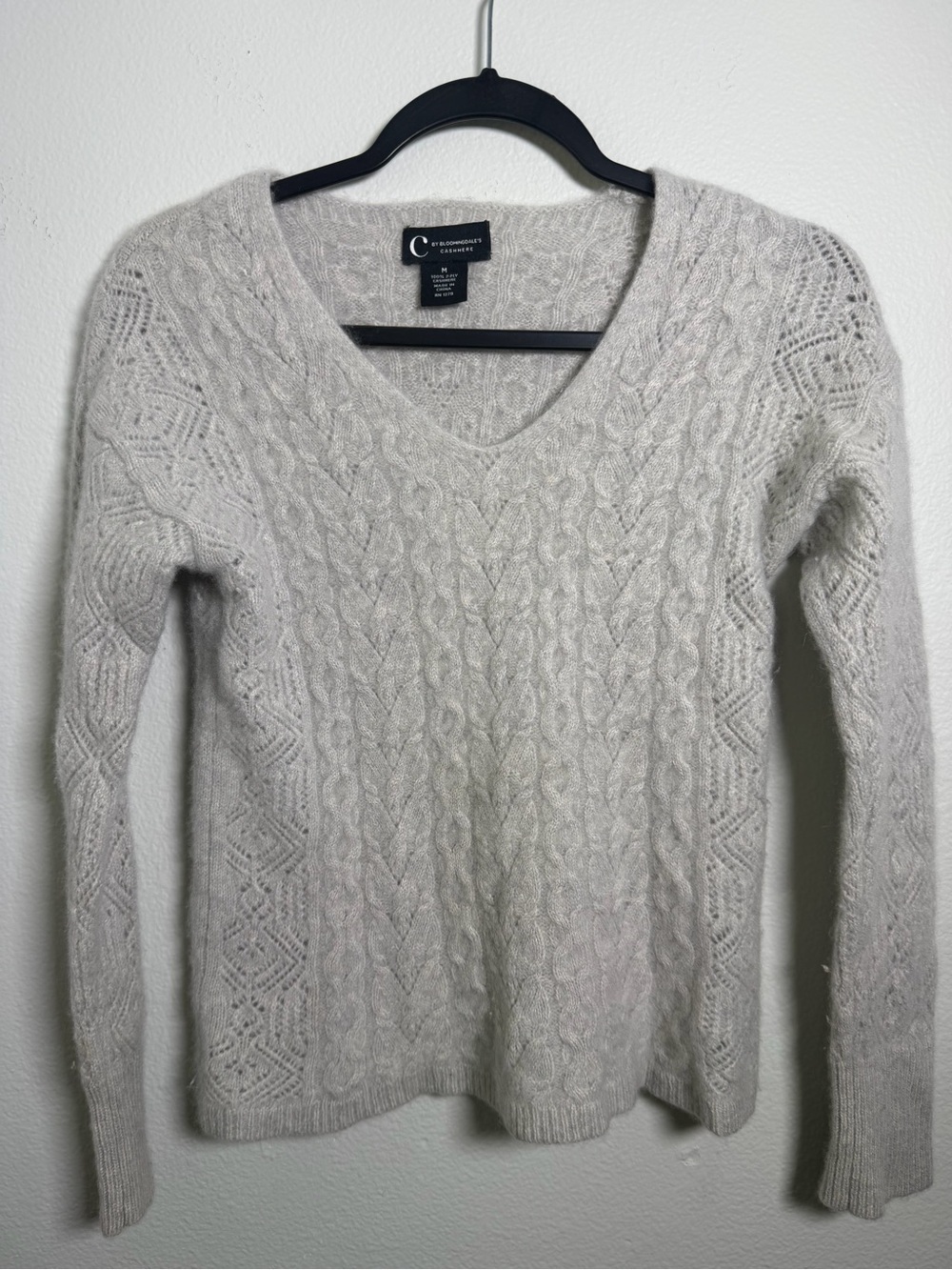 Bloomingdale's 2-Ply 100 % Cashmere Light Grey Cable-Knit V-Neck Sweater Size M